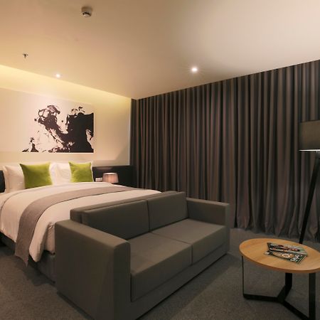 Zazz Urban Ho Chi Minh Hotel Exterior foto